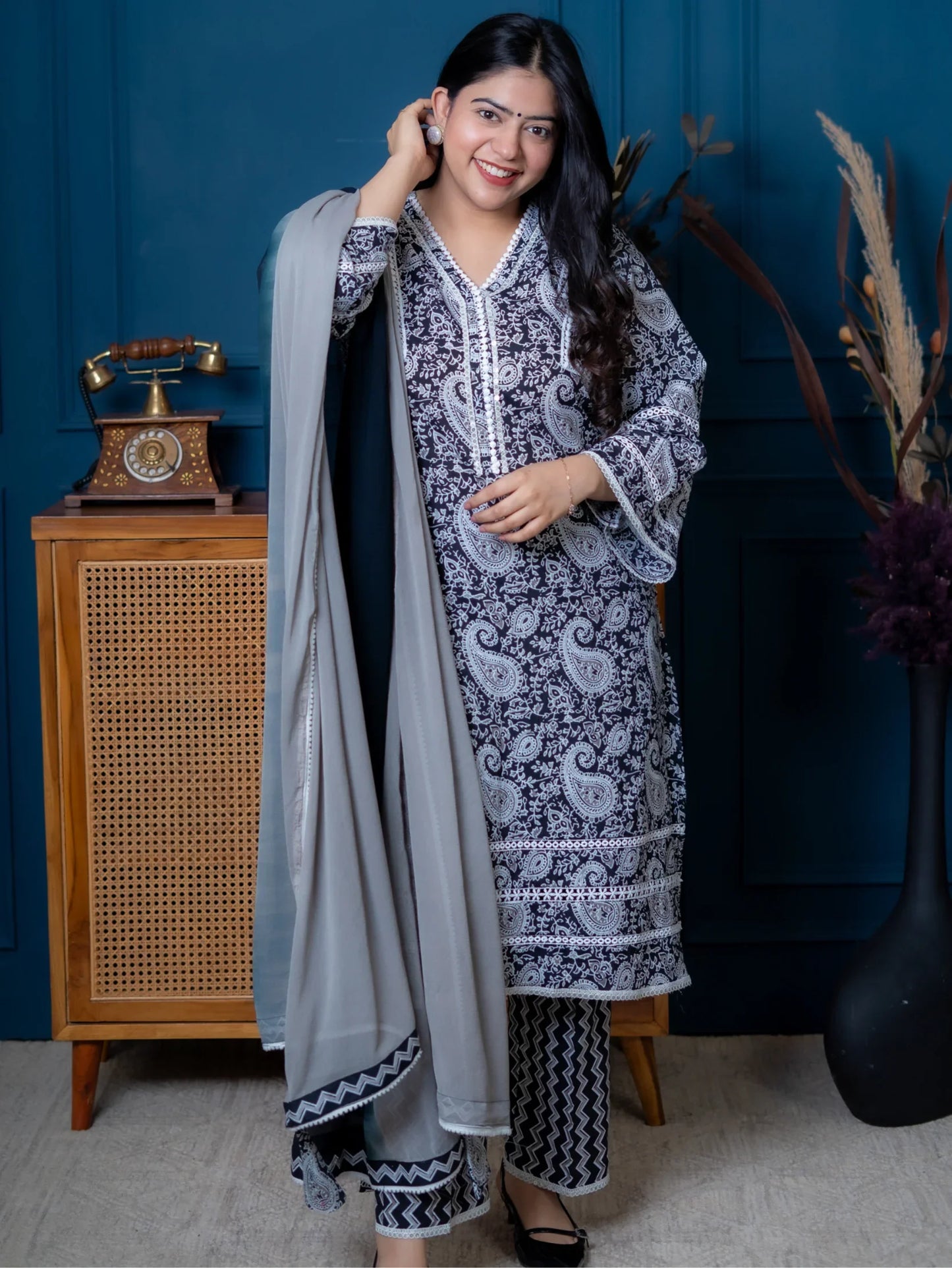 BLACK PAISLEY PRINT PAKISTANI SUIT SET - Silaye